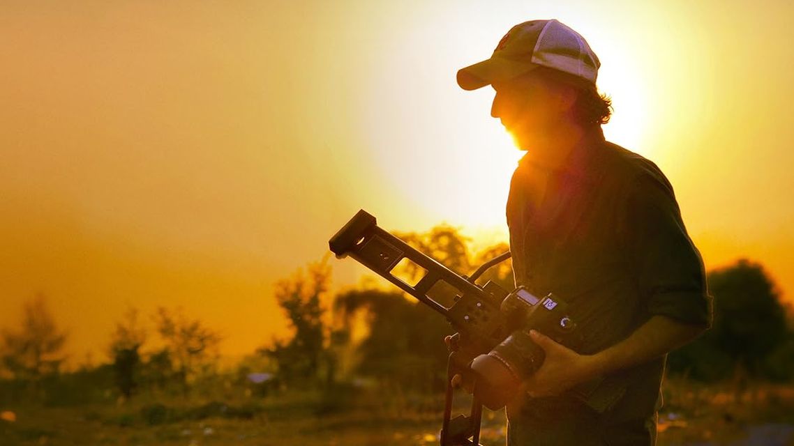 Naoružan foto-aparatom: Život i smrt Brenta Renoa